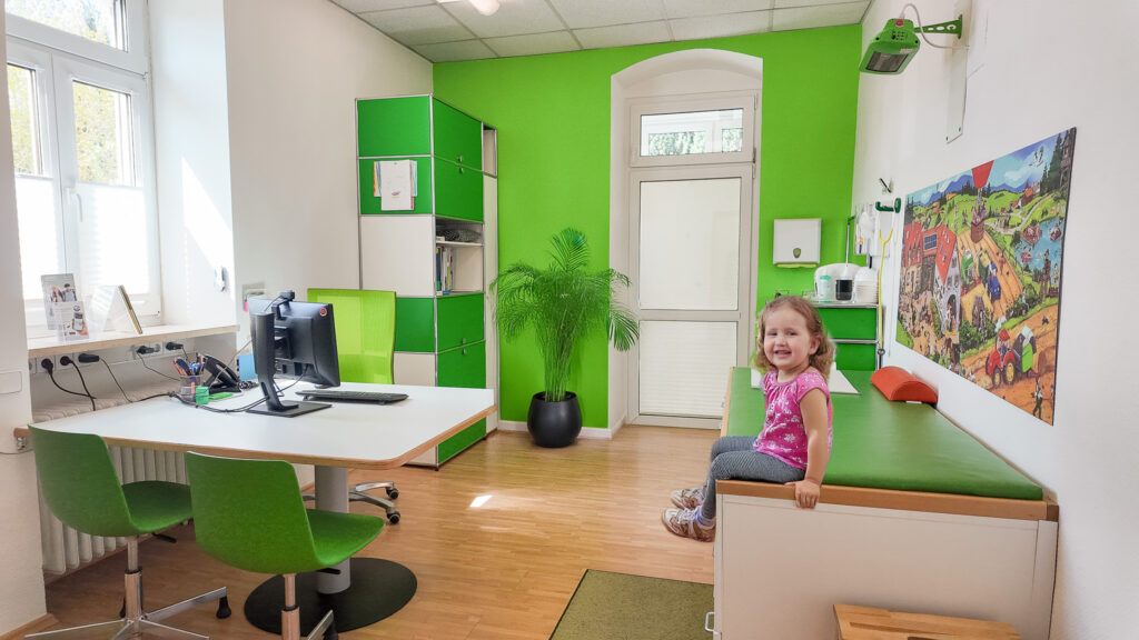 Kinderarztpraxis-Tauberbischofsheim-Behandlungsraum-1