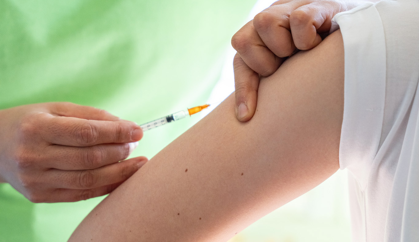 FSME Impfung – Schutz vor Zeckenbissen und gefährlicher Gehirnhautentzündung FSME Impfung – Schutz vor Zeckenbissen und gefährlicher Gehirnhautentzündung